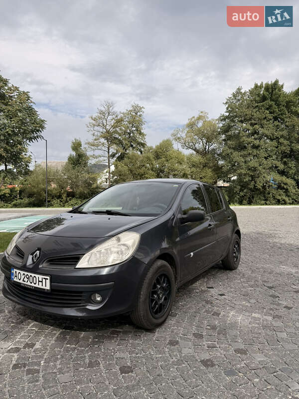 Хэтчбек Renault Clio 2006 в 