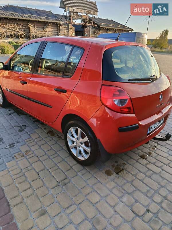 Хэтчбек Renault Clio 2006 в Буске