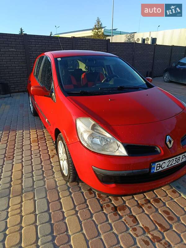 Хэтчбек Renault Clio 2006 в Буске