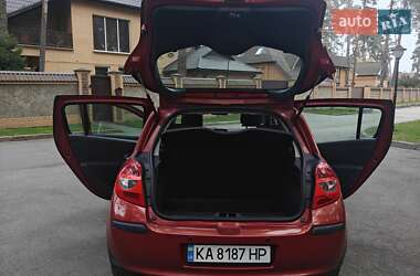 Хэтчбек Renault Clio 2006 в 