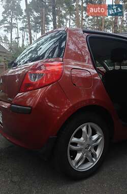 Хэтчбек Renault Clio 2006 в 