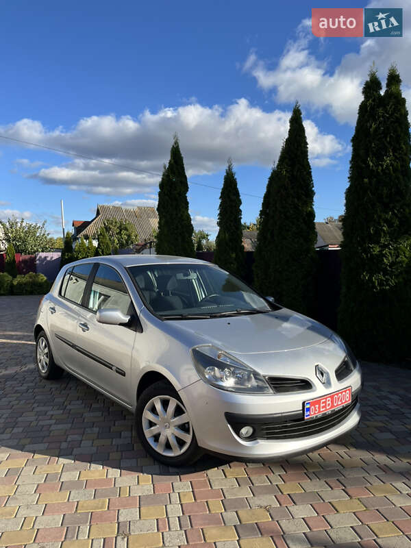 Хэтчбек Renault Clio 2006 в Хороле