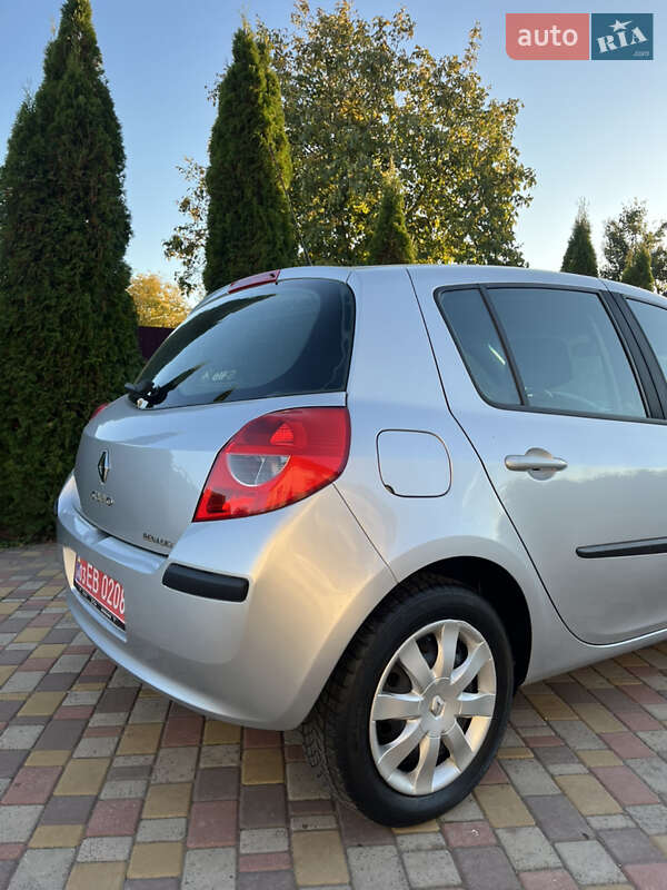 Хэтчбек Renault Clio 2006 в Хороле