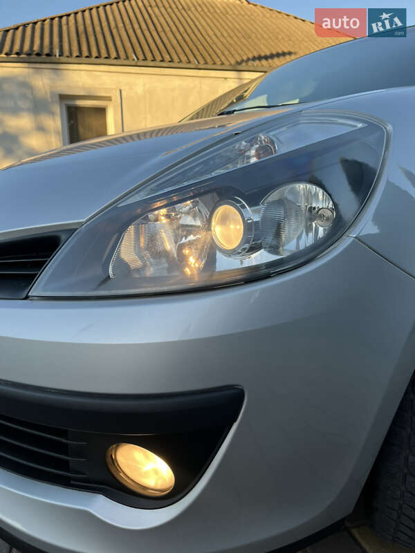Хэтчбек Renault Clio 2006 в Хороле