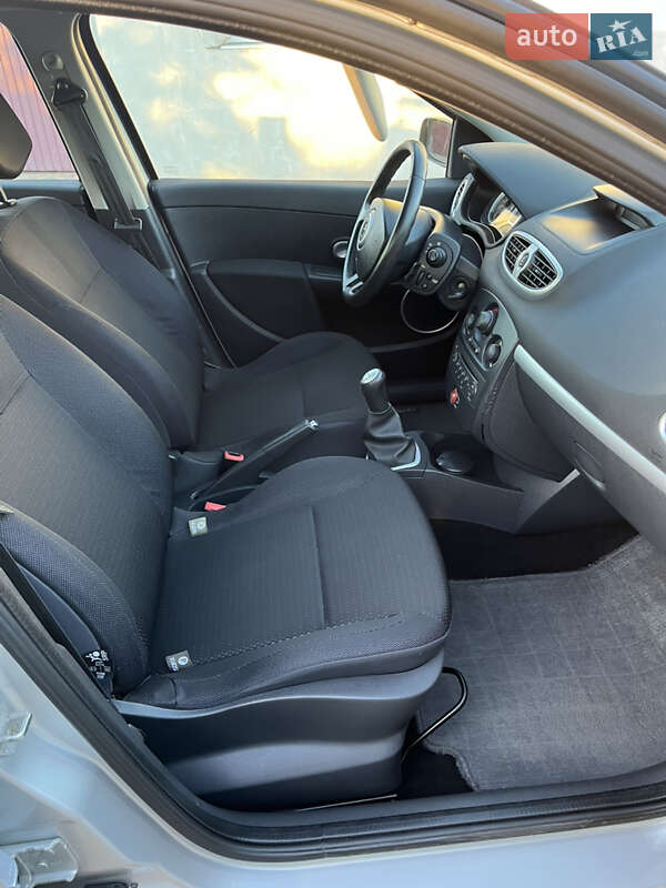 Хэтчбек Renault Clio 2006 в Хороле