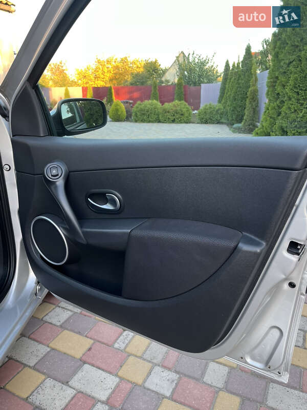 Хэтчбек Renault Clio 2006 в Хороле