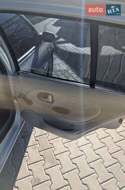 Хэтчбек Renault Clio 2001 в 