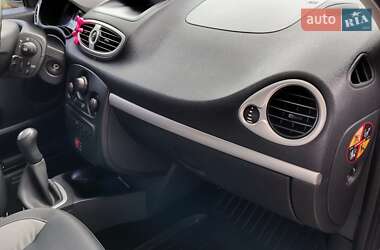 Хетчбек Renault Clio 2010 в 