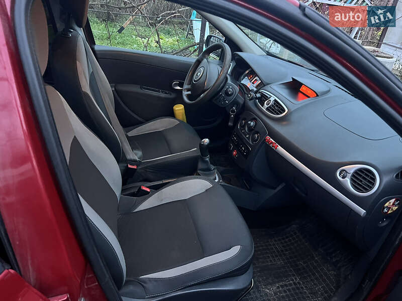 Хэтчбек Renault Clio 2010 в Полонном