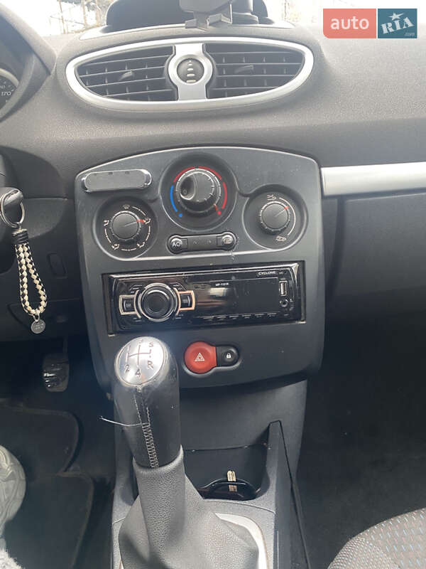 Хетчбек Renault Clio 2006 в Мукачевому