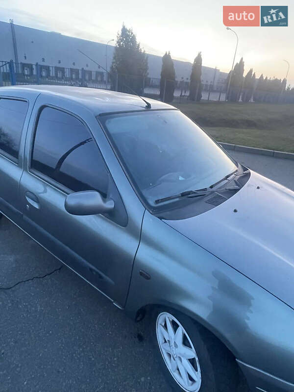 Хэтчбек Renault Clio 2001 в Яготине
