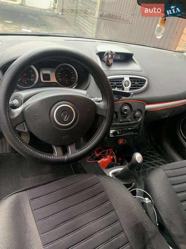 Хэтчбек Renault Clio 2006 в Хмельнике