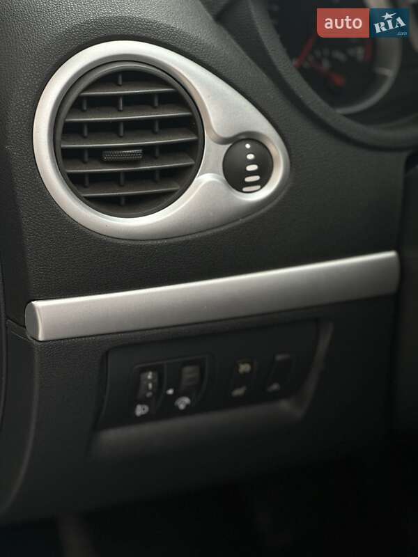 Хэтчбек Renault Clio 2006 в Коломые