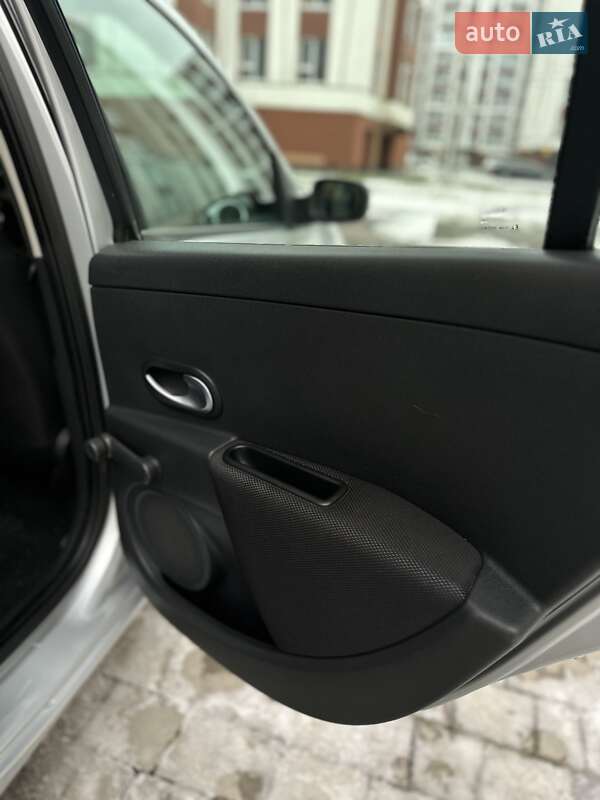 Хэтчбек Renault Clio 2006 в Коломые