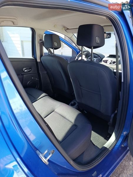 Хетчбек Renault Clio 2006 в Помічній