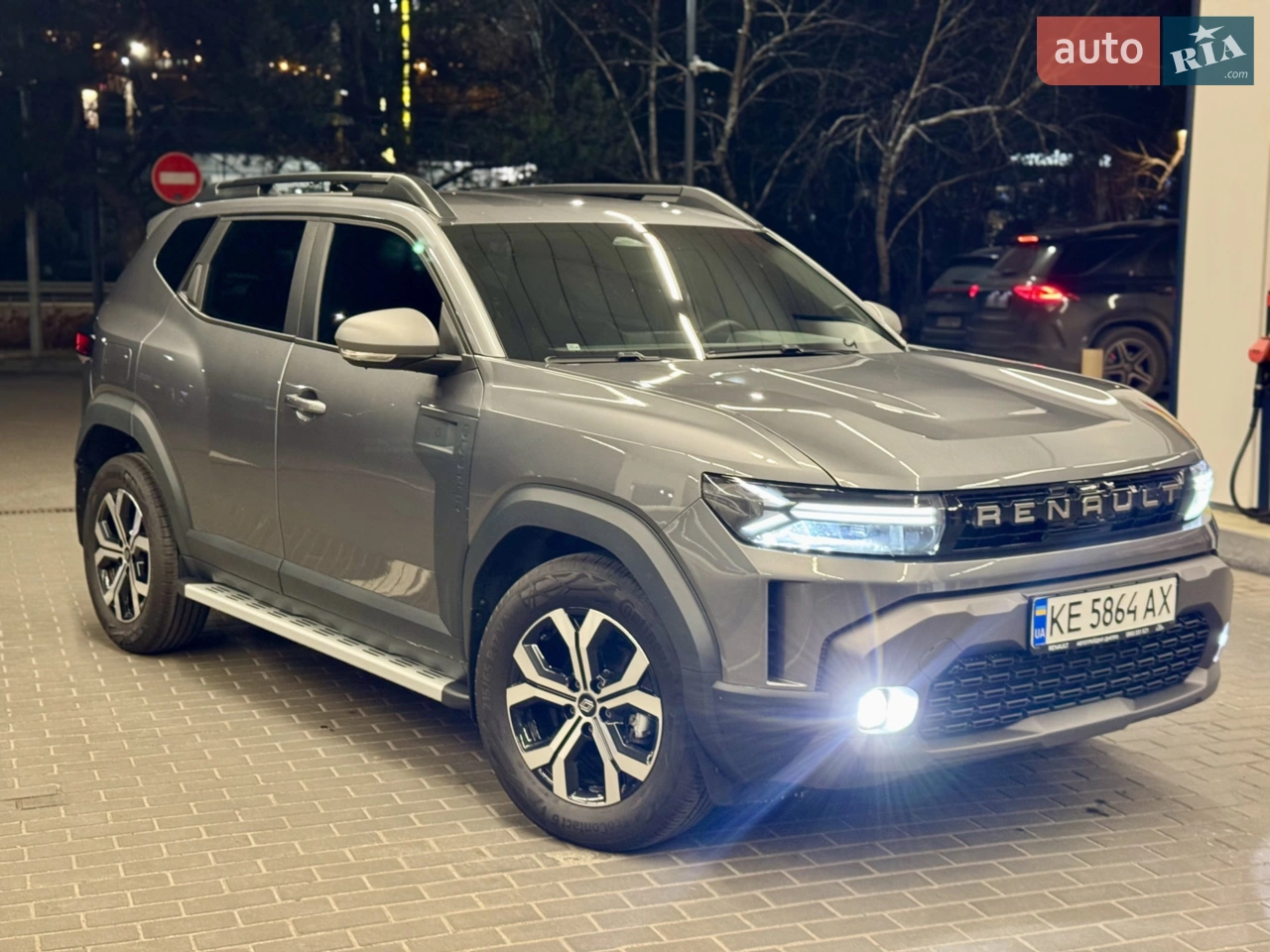 Можлива доставка авто в ваш регіон, по домовленності!
СТАН НОВОГО АВТО!
Один єдиний власник (нещодавно була просто перереєстрація в колі сімї).
Офіційний Renault Duster на автоматі, комплектація Evolution з додатковими платнимим опціями, такі як:
-картка- ключ "вільні руки", бесключовий комфортний доступ к авто (200$)
-клімат- контроль (300$)
-фарба кузова металік (400$)
-електродзеркала з автоматичним складанням (100$)
-модульовані рейлінги на даху (150$)
-додаткове тонування задніх стекол (100$)
-протитуманні фари (150$)
Плюс ще додатково було витрачено близько 1500$ та довстановлено захисні підніжки- пороги, металевий захист двигуна і АКПП, захисні сітки радіаторів, брудозахисні колесні щитки та тонування авто!
Якщо порахувати новий авто в такій комплектації на сьогодні з податками виходить на 4000$ дорожче за наш.