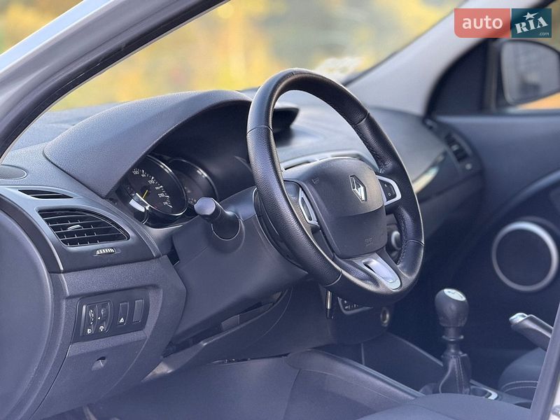 Седан Renault Fluence 2012 в Чернівцях