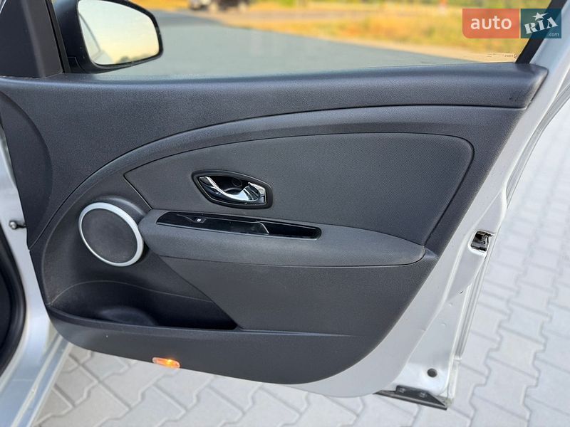 Седан Renault Fluence 2012 в Чернівцях