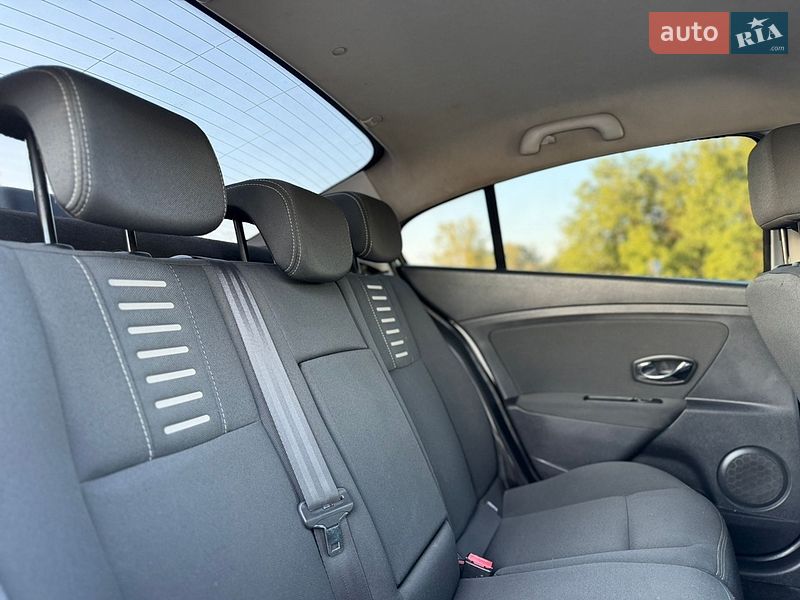 Седан Renault Fluence 2012 в Чернівцях