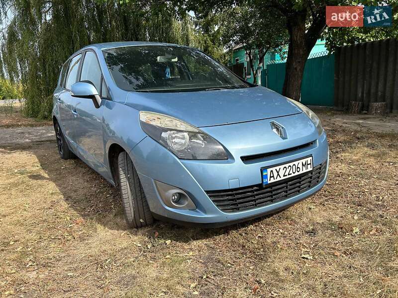 Минивэн Renault Grand Scenic 2011 в 