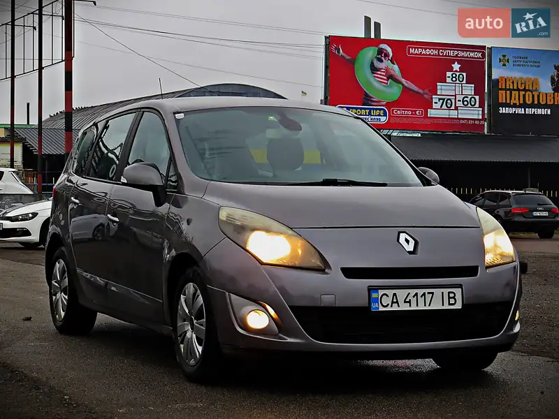 Минивэн Renault Grand Scenic 2011 в 