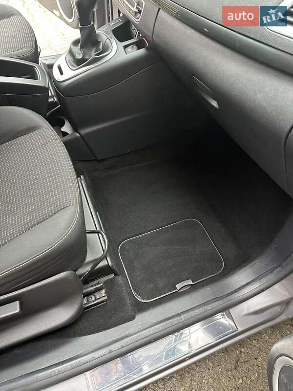 Мінівен Renault Grand Scenic 2011 в Калуші фото 17 Мінівен Renault Grand Scenic 2011 в Калуші