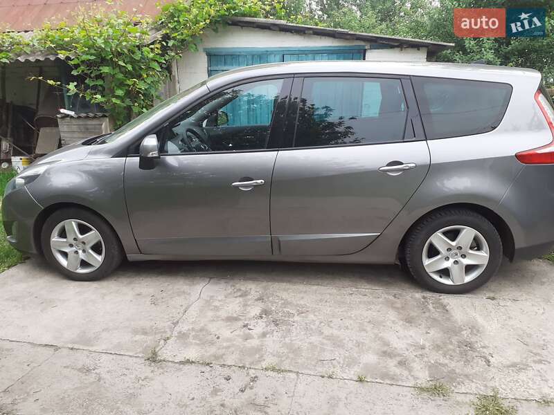 Минивэн Renault Grand Scenic 2011 в 