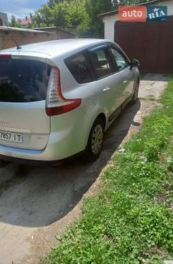 Минивэн Renault Grand Scenic 2011 в 