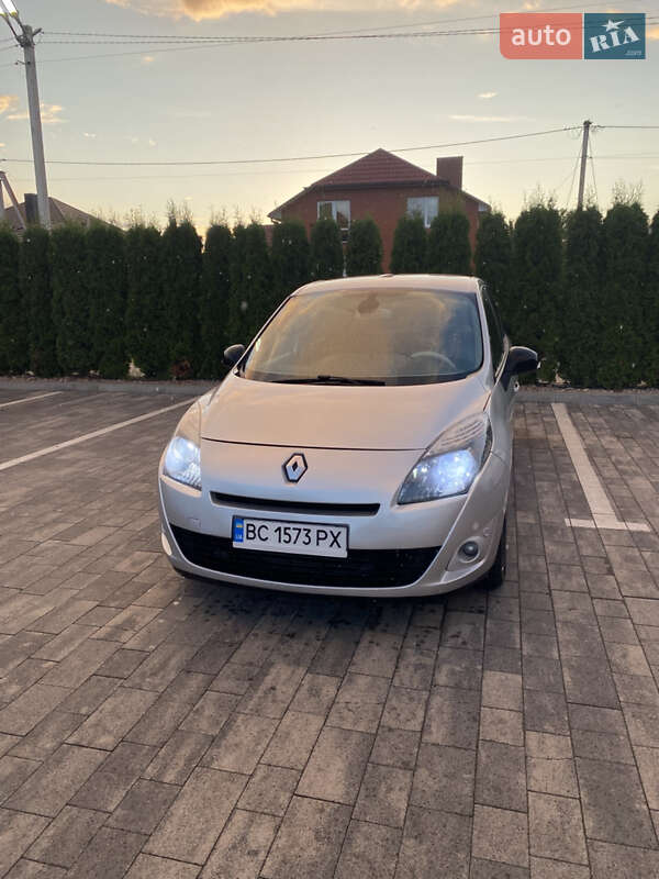 Минивэн Renault Grand Scenic 2011 в 