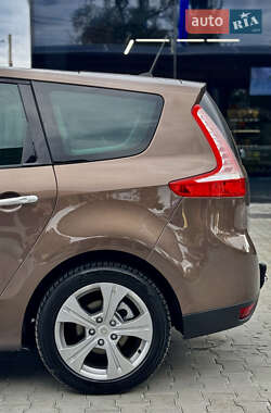 Минивэн Renault Grand Scenic 2010 в 