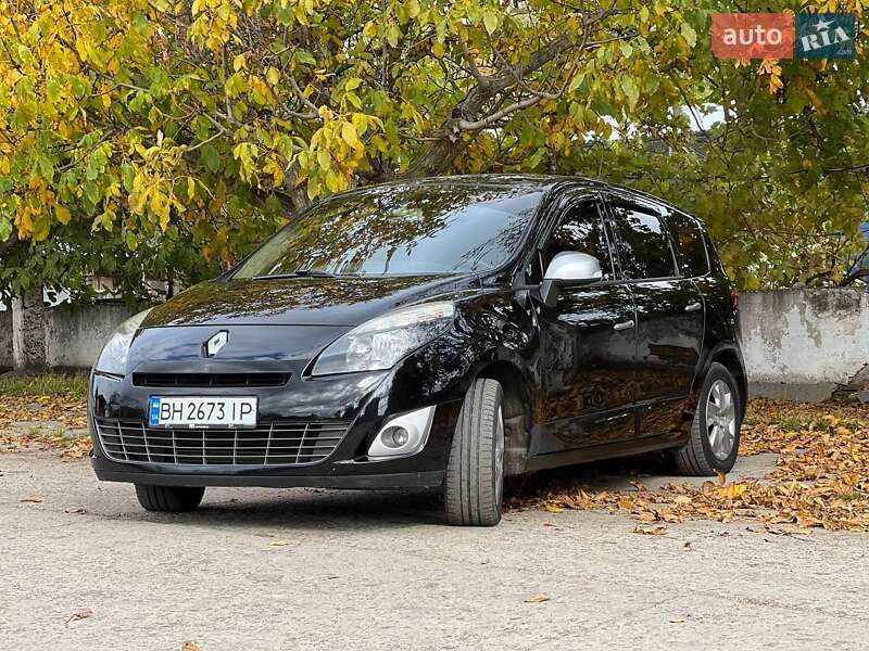 Минивэн Renault Grand Scenic 2011 в 