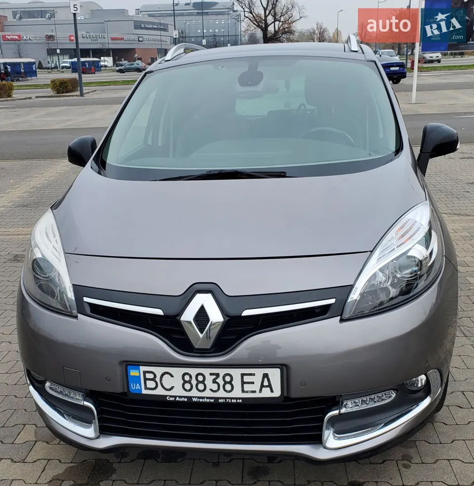 Renault Grand Scénic III Bose 1.5 dCi 110 к.с., автомат, 2015 рік (7 місний)

Просторий і комфортний сімейний мінівен у преміальній комплектації Bose.

Надійний та економічний дизель 1.5 (110 к.с.) з автоматичною коробкою передач.
Витрата 6.4 л/100 км. (змішаний місто/траса).

7 місць (другий ряд сидінь регулюються та можуть бути легко зняті).

Два набори оригінальних легкосплавних дисків із шинами:
- 17" літні (205/55 R17)
- 16" зимові (205/60 R16)

Авто доглянуте, салон чистий, у машині не курили.

Комплектація:
Безключовий доступ
Панорамний дах з електролюком
Навігація з оновленими картами Європи та України
Bluetooth, USB, AUX, Hands-Free
Преміальна аудіосистема Bose
Круїз-контроль та обмежувач швидкості
Контроль утримання в полосі
Датчики світла, дощу та тиску в шинах
Парктроніки передні й задні
Камера заднього виду
Релінги на даху
Фаркоп
Вбудовані шторки на задніх дверях
Складані столики для задніх пасажирів
Відсіки для зберігання у підлозі та під сидіннями
Розетки/зарядка для задніх пасажирів і в багажнику
LED денні ходові вогні, протитуманні фари
8 подушок безпеки
ABS, ESP, Hill Start Assist
ISOFIX для дитячих сидінь

Технічний стан:
Авто не бите
На 253 тис. км проведено заміну ГРМ та вкладишів колінвалу
Новий акумулятор (замінено в серпні)
Двигун і коробка працюють без зауважень
Ходова в доброму стані, авто доглянуте, обслуговувалось вчасно та із використанням лише оригінальних запчастин.

Комфортне, безпечне та економічне авто для великої родини або далеких подорожей.
Повністю готове до експлуатації — сідай і їдь!