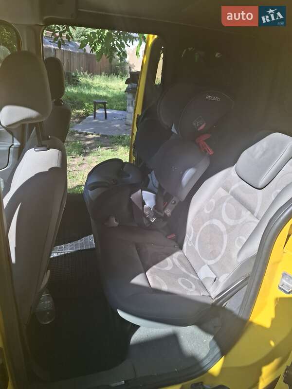 Минивэн Renault Kangoo 2015 в Ужгороде