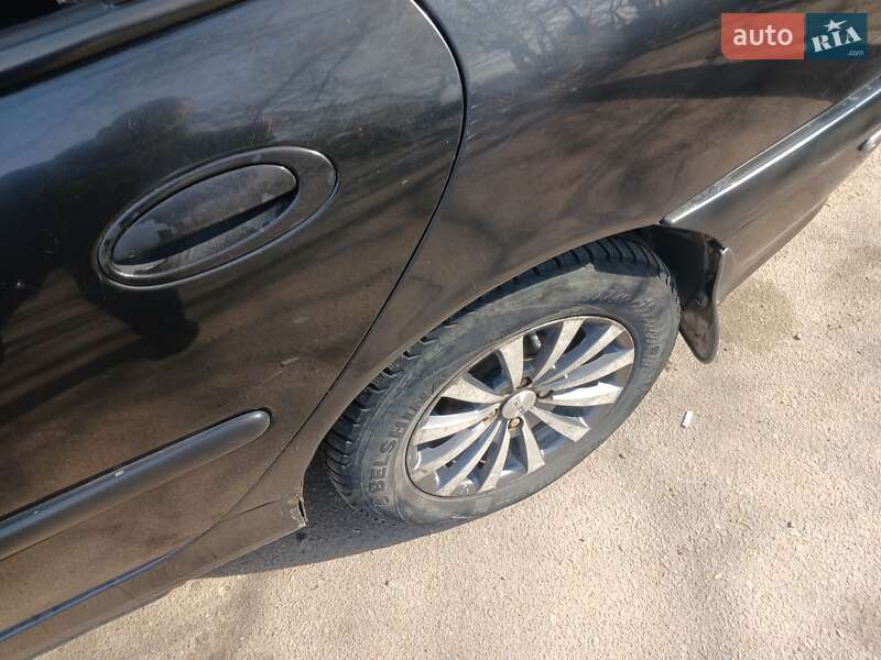 Ліфтбек Renault Laguna 1996 в Івано-Франківську