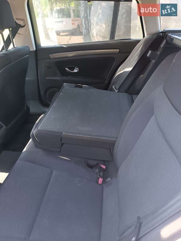 Універсал Renault Laguna 2010 в Ромнах фото 16 Універсал Renault Laguna 2010 в Ромнах