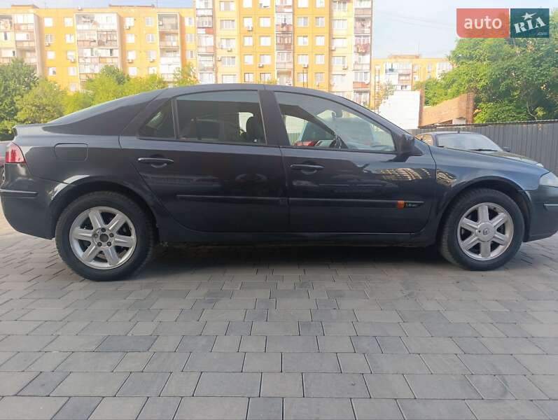 Ліфтбек Renault Laguna 2002 в Ужгороді