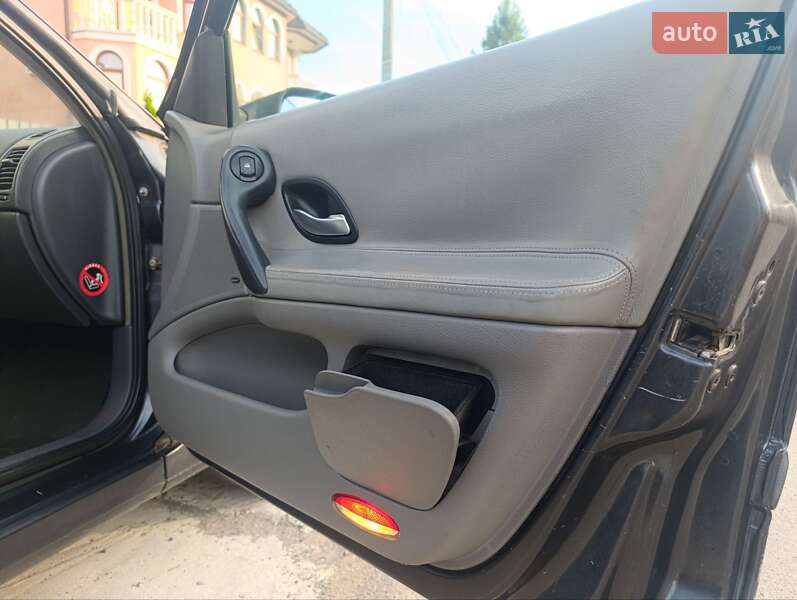 Ліфтбек Renault Laguna 2002 в Ужгороді