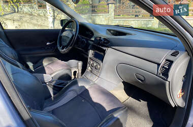 Ліфтбек Renault Laguna 2001 в  фото 23 Ліфтбек Renault Laguna 2001 в