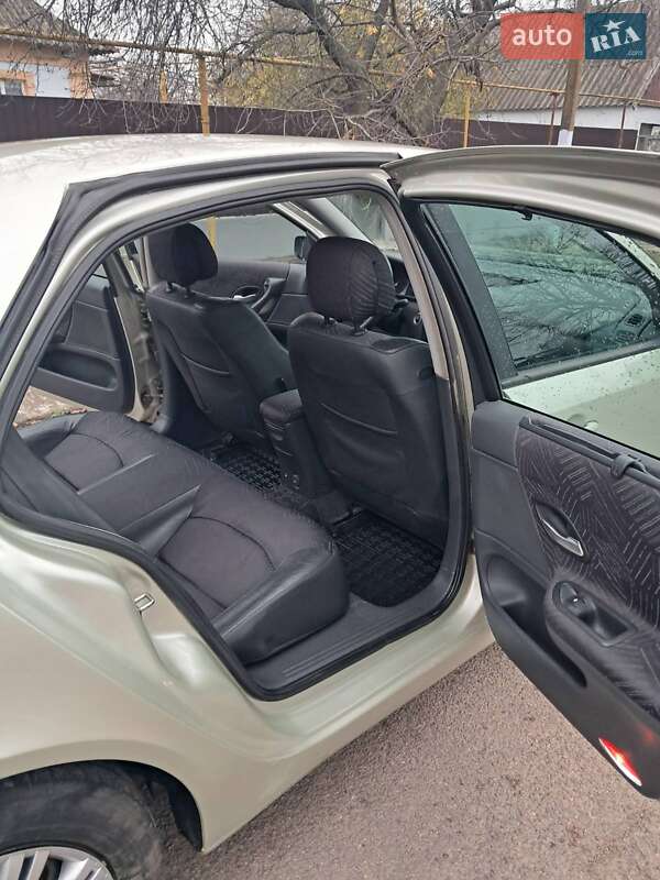 Лифтбек Renault Laguna 2001 в Великой Александровке