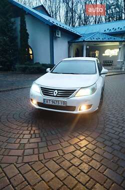Седан Renault Latitude 2012 в 