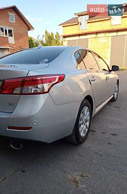 Седан Renault Latitude 2015 в 