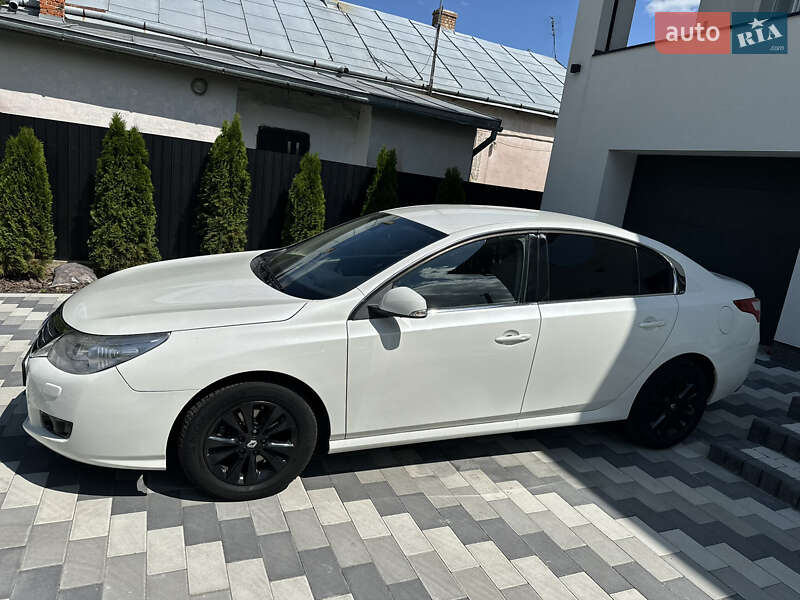 Седан Renault Latitude 2011 в 