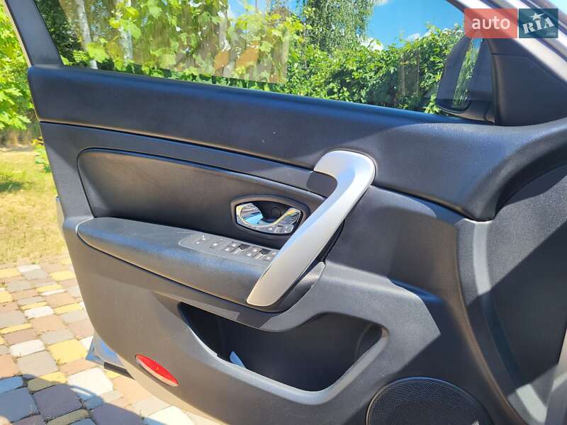 Седан Renault Latitude 2014 в Киеве
