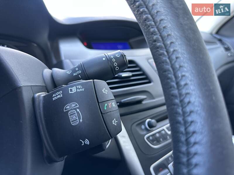 Седан Renault Latitude 2011 в Киеве