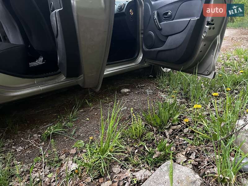 Універсал Renault Logan MCV 2014 в Чернігові