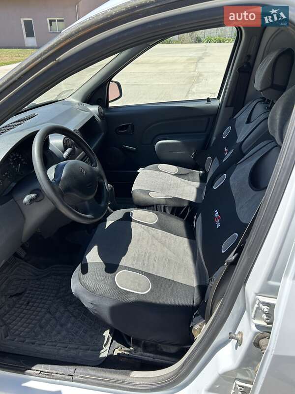 Грузовой фургон Renault Logan Van 2011 в Черновцах