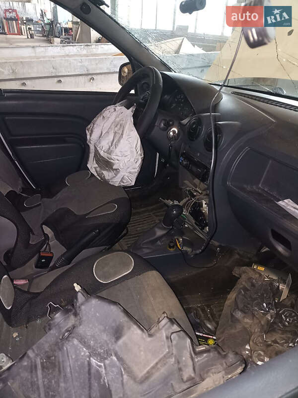 Грузовой фургон Renault Logan Van 2011 в Запорожье фото 3 Грузовой фургон Renault Logan Van 2011 в Запорожье