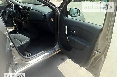 Седан Renault Logan 2013 в 