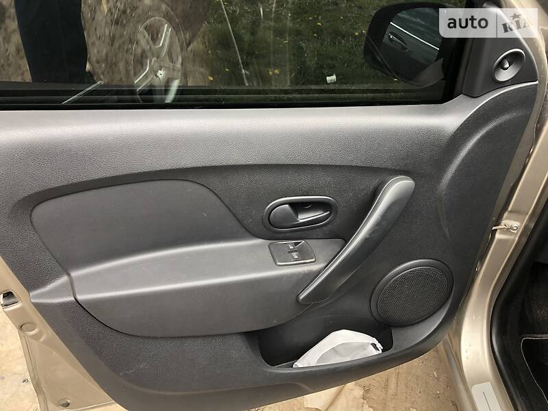 Седан Renault Logan 2015 в Львові