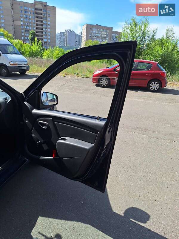 Седан Renault Logan 2011 в Киеве